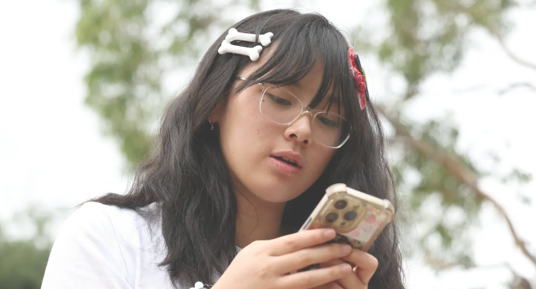 静默的校园：社交媒体禁令生效一周后，澳大利亚青少年的“数字戒断”实验