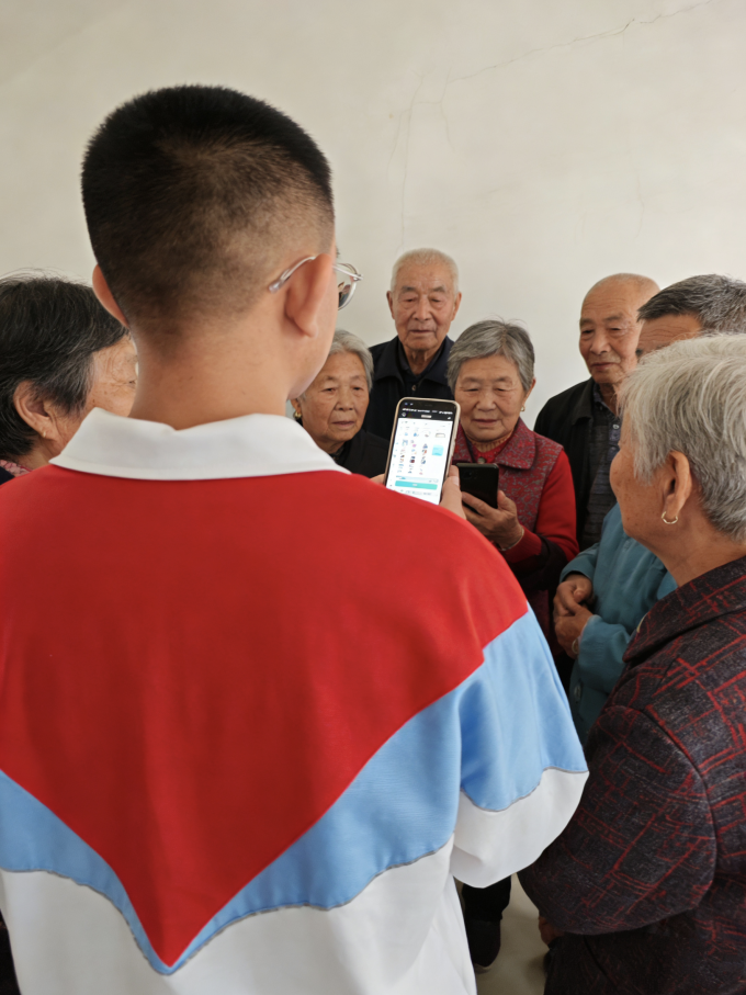 耐心讲解,让银发族也能玩转智能手机