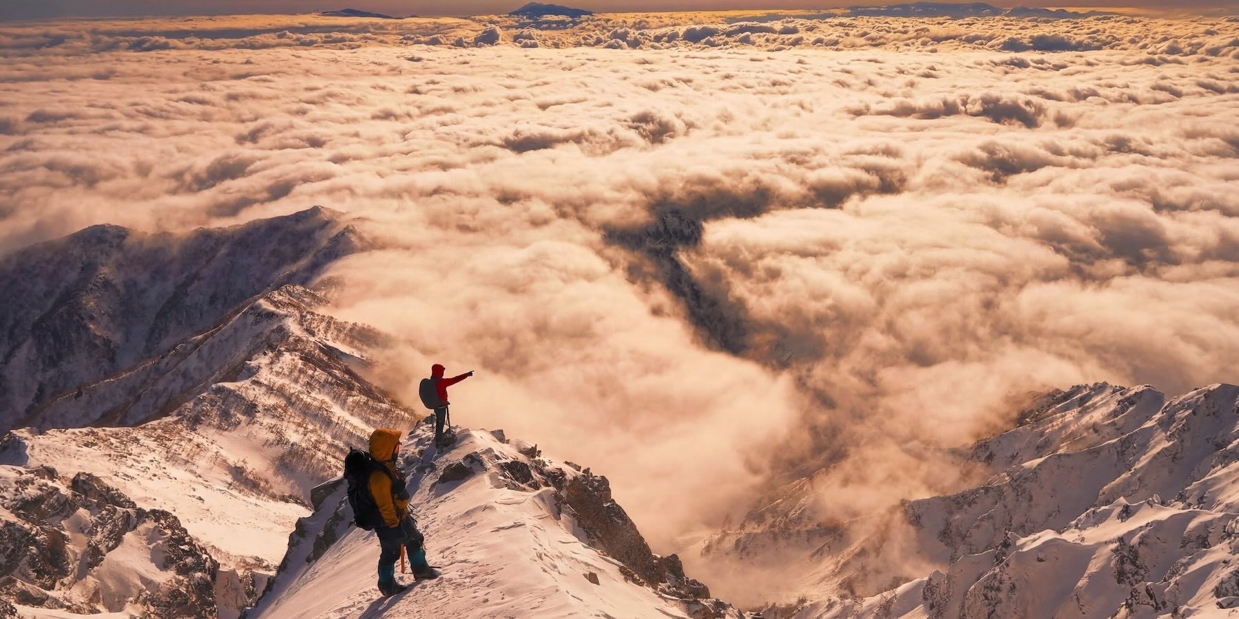 高海拔登山者在雪山环境中