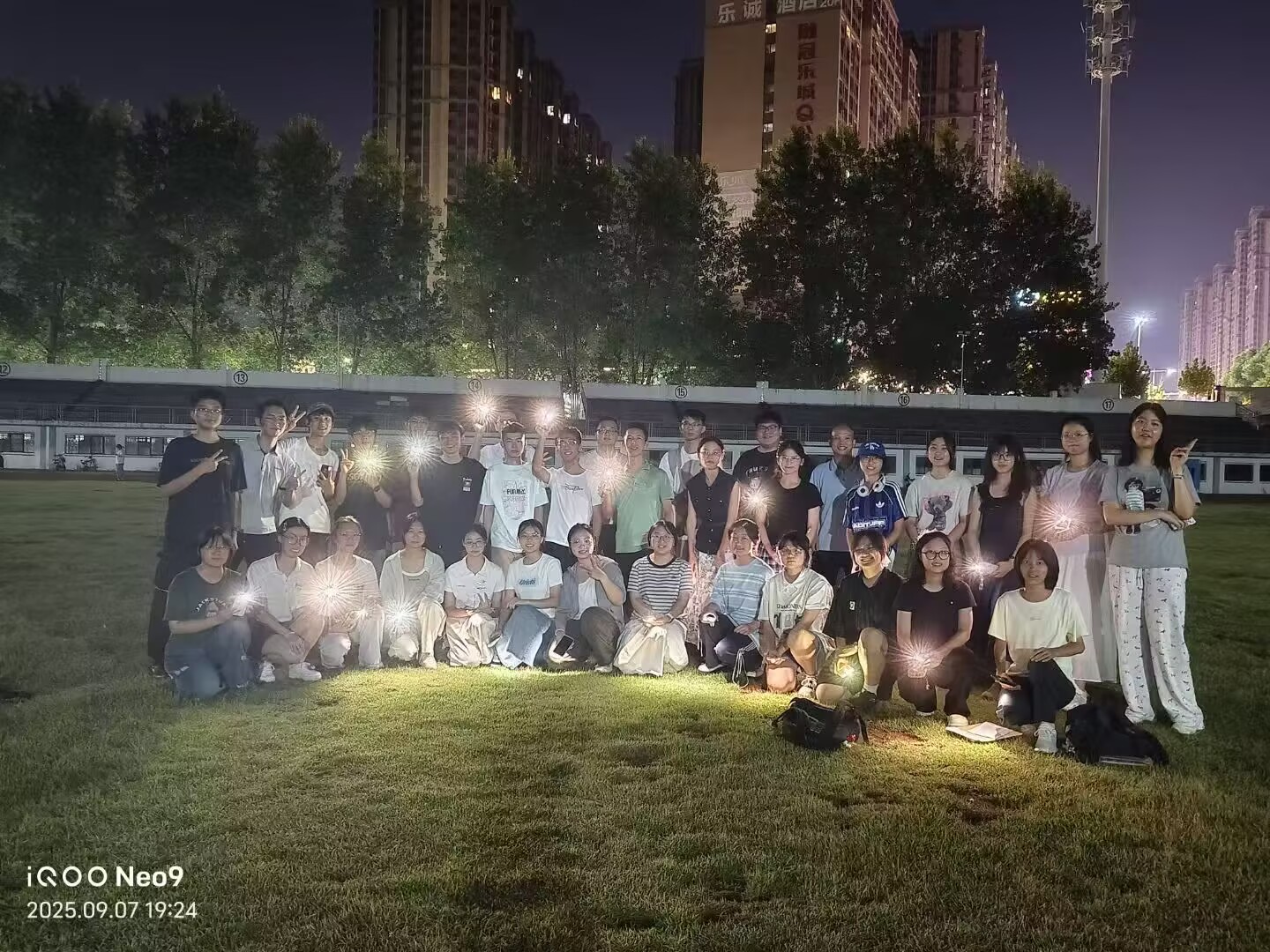 下学期入学班会合影（含玲姐）