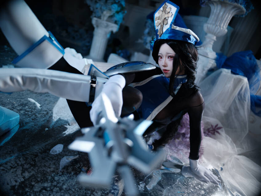 前野太太梅登冰玫瑰 COS：NIKKE 高冷修女的性感破壁之作