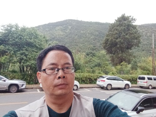 后面就是丽江黑龙潭的象山