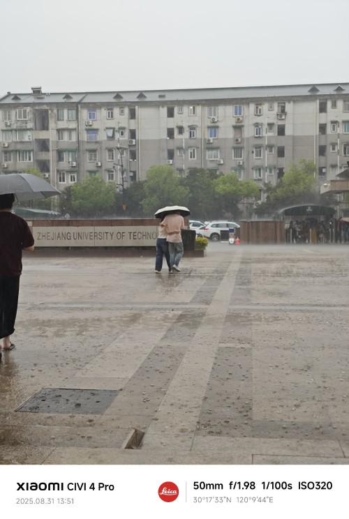 暴雨中打伞的父女